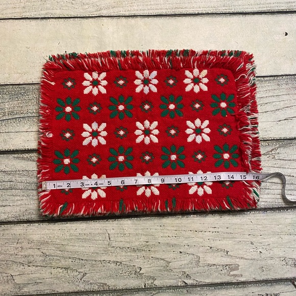 Vintage reversible green red white flower place mats. - Picture 3 of 8